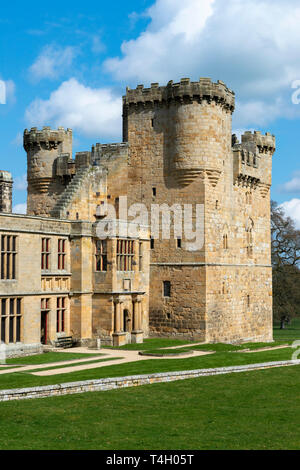 Belsay, château du 14ème siècle, et plus tard la tour de Peel dans les immeubles, dans le Northumberland, England, UK Banque D'Images