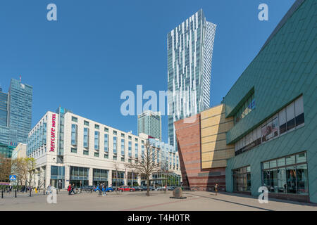 Varsovie, Pologne. Avril 2019. Une vue de l'hôtel Mercure à travers les bâtiments modernes dans le centre-ville Banque D'Images