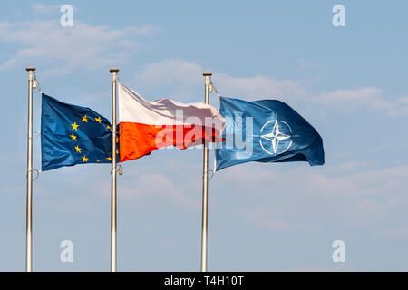 Varsovie, Pologne. Avril 2019. Les drapeaux de la Pologne, l'Europe et l'OTAN forme sur un ciel bleu Banque D'Images