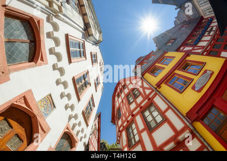 La vieille ville de Limburg an der Lahn médiévale avec des maisons à colombages, vue grand angle de bas en haut sur une journée ensoleillée, Hesse, Allemagne Banque D'Images