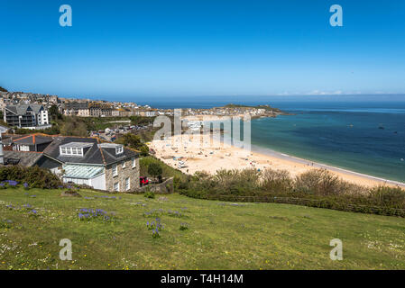 En regardant la vue panoramique de la destination touristique de St Ives Cornwall UK Europe sur une belle journée ensoleillée, calmes et chaudes . Banque D'Images