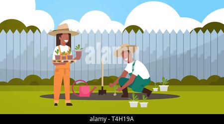 Couple paysans cultivant les jeunes plants plantes fleurs et légumes african american man woman working in jardin jardin concept d'agriculture écologique Illustration de Vecteur