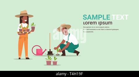 Couple paysans cultivant les jeunes plants plantes fleurs légumes african american man woman working in garden de travailleurs agricoles agriculture écologique Illustration de Vecteur