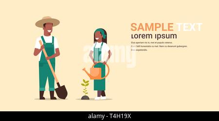 Couple paysans cultivant l'homme arbre avec pelle woman holding watering can jardiniers américains africains travaillant dans l'agriculture jardin concept de jardinage Illustration de Vecteur