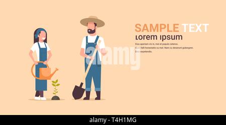 Les agriculteurs plantent de jeunes couple homme arbre avec pelle woman holding watering can jardiniers travaillant dans l'agriculture jardin concept jardinage télévision pleine Illustration de Vecteur