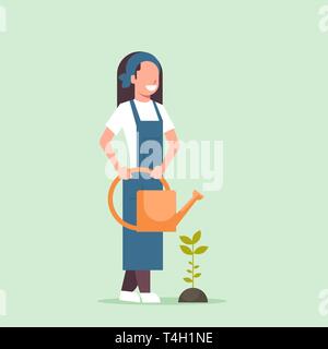 De plus en plus d'agriculteurs femelle jeune semis de légumes ou de fleurs plantes woman holding watering can en uniforme jardinier éco agricole concept agriculture télévision Illustration de Vecteur