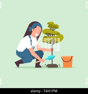 La productrice de la plantation d'arbres jeunes femme jardinier creuser travail de la terre en jardin jardinage télévision agricole concept pleine longueur Illustration de Vecteur