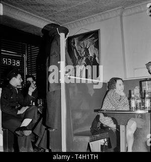 Soldats dans un new york cafe Banque D'Images