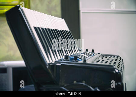 Accordéon clavier debout sur la table Banque D'Images