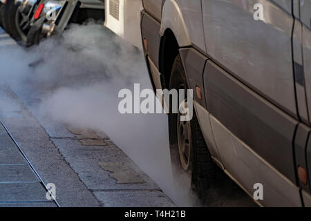 La pollution de dioxyde de carbone des émissions de fumée voiture Banque D'Images