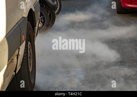 La pollution de dioxyde de carbone des émissions de fumée voiture Banque D'Images