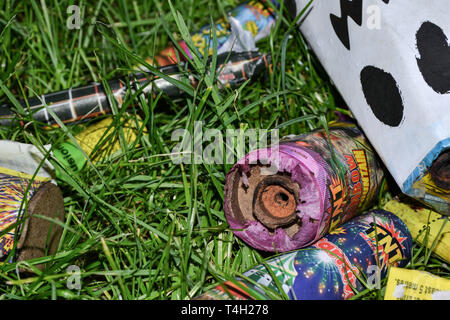 D'artifice utilisé dans une pile sur l'herbe après le feu de nuit de célébrations Banque D'Images