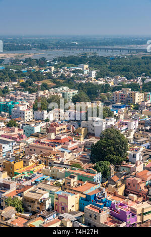 Cityscape aériennes verticales à travers Trichy, Inde. Banque D'Images