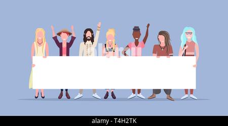 Heureux les hommes femmes ensemble permanent mélange smiling people holding course vide placard panneau femme homme personnages de télévision pleine longueur blue Illustration de Vecteur