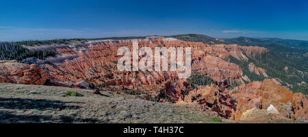 Vue panoramique du canyon profond avec des flèches et rock vert des arbres sous un ciel bleu. Banque D'Images