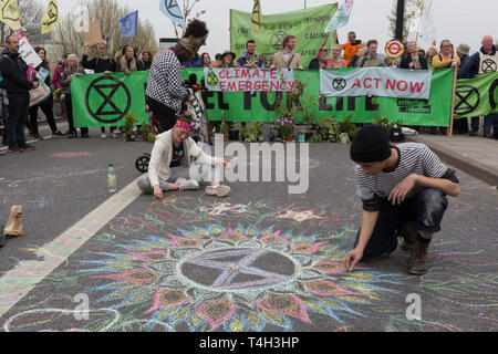 Les militants du changement climatique d'extinction La rébellion campagne pour un avenir meilleur pour la planète Terre, après le blocage du pont de Waterloo et dans le cadre d'une location de 5 jours de protestation de Pâques autour de la capitale, le 16 avril 2019, à Londres, en Angleterre. Banque D'Images