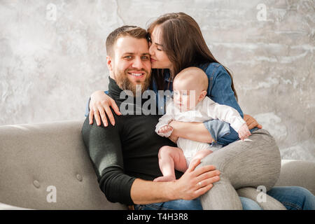 Famille heureuse avec taux de siéger à canapé Banque D'Images