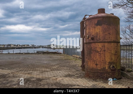 Port d'Irvine Ayrshire du nord de l'Écosse à la recherche sur certains anciens équipements rouillés maritime qui a été laissé derrière du réaménagement et peut être voir Banque D'Images