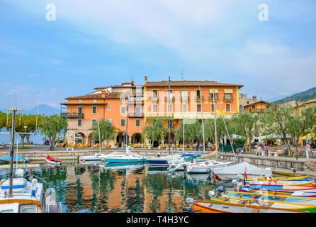 Vue de l'Albergo Gardesana sur le port Banque D'Images