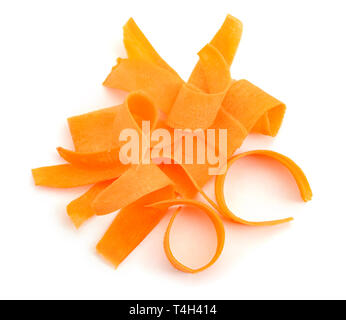 Pelures de carottes sur fond blanc. Close up sur les copeaux de légumes orange. Banque D'Images