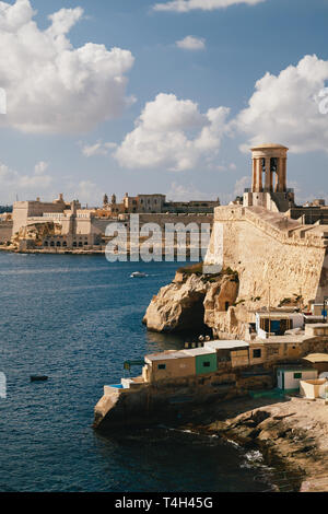 La Valette, MALTE - 15 septembre, 2018 : vue sur le Grand Port de La Valette et le Siège War Memorial Bell Banque D'Images