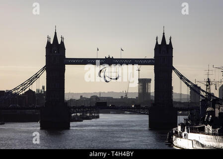 Logo paralympique sur Tower Bridge lors des Jeux de Londres 2012 Banque D'Images