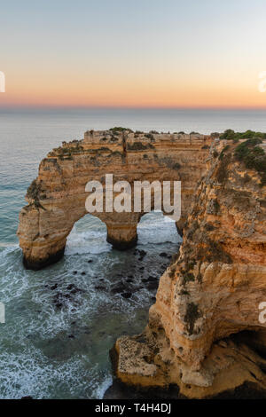 Seascape incroyable au coucher du soleil à la plage de Marinha dans l'Algarve, au Portugal. Paysage avec des couleurs fortes de l'une des principales destinations de vacances en Europe. Banque D'Images