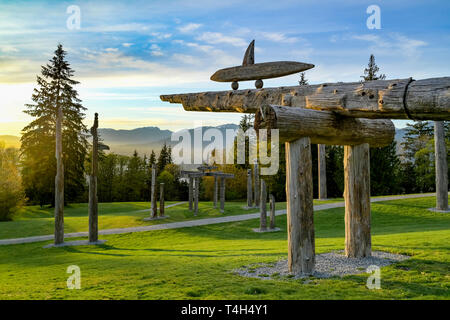 Ainu japonais Kamui Mintara, totems, aire des dieux, parc de Kushiro, Mont Burnaby, Burnaby, British Columbia Canada. Banque D'Images