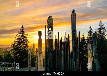 Ainu japonais Kamui Mintara, totems, aire des dieux, parc de Kushiro, Mont Burnaby, Burnaby, British Columbia Canada. Banque D'Images