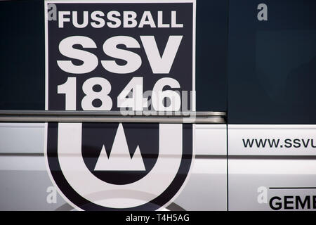 Taunusstein-Wehen, Allemagne - 31 mars 2019 : Les armoiries de la SSV Ulm 1846 club de football sur le bus de l'équipe à un match de Bundesliga junior sur Marc Banque D'Images