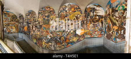 Une vue panoramique de l'escalier murale de Diego Rivera dans le Palais National à Mexico Banque D'Images