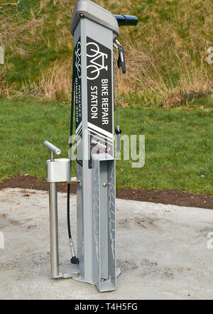 STATION DE RÉPARATION DE VÉLO AVEC DES OUTILS SITUÉ LE LONG D'UNE PISTE CYCLABLE EN ECOSSE Banque D'Images