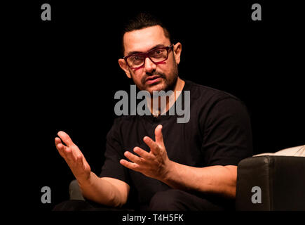 La star de cinéma indien Aamir Khan en conversation avec Nasreen Munni Kabir au Festival du Film de Belfast. Photo de l'association. Voir PA story SHOWBIZ Khan. Photo date : mardi 16 avril, 2019. Crédit photo doit se lire : Liam McBurney/PA Wire Banque D'Images