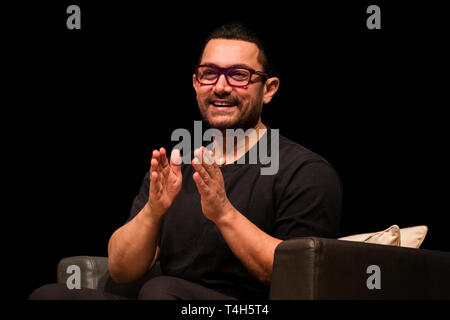 La star de cinéma indien Aamir Khan en conversation avec Nasreen Munni Kabir au Festival du Film de Belfast. Photo de l'association. Voir PA story SHOWBIZ Khan. Photo date : mardi 16 avril, 2019. Crédit photo doit se lire : Liam McBurney/PA Wire Banque D'Images