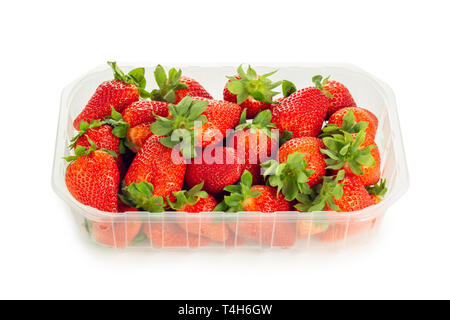 Panier en plastique de fraises fraîches isolées sur fond blanc. Fragaria ananassa Banque D'Images