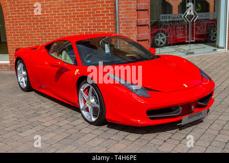 Rouge Ferrari 458 Italia (2011) à l'extérieur de Meridien Modena, concessionnaire officiel Ferrari à Lyndhurst, Hampshire, Royaume-Uni. Banque D'Images