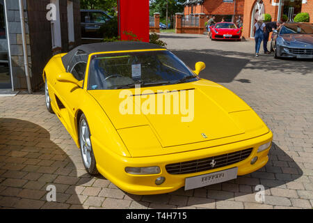 Un jaune Ferrari 355 Modena Spider en dehors de Meridien, concessionnaire officiel Ferrari à Lyndhurst, Hampshire, Royaume-Uni. Banque D'Images