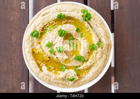 Baba Ghanoush Vegan, un apéritif levantine de purée d'aubergine cuite mélangée avec tahini, l'huile d'olive, et divers assaisonnements Banque D'Images