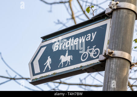 Close up of Highways 'public' Bridleway signe sur poster en milieu rural, à la campagne. Droit de passage public pour tous sur à pied, à cheval et à vélo. Banque D'Images