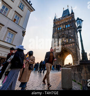 PRAGUE, RÉPUBLIQUE TCHÈQUE - 10 AVRIL 2019 : Voyage à Prague les touristes à visiter le célèbre Pont Charles Banque D'Images