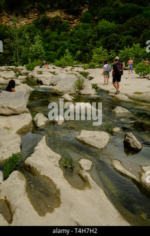 Les visiteurs se détendre et profiter de temps de Printemps à Barton Creek Greenbelt, Austin, Texas Banque D'Images