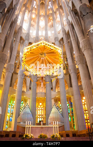 Autel et orgue à l'intérieur du temple expiatoire de la Sagrada Familia, conçu par l'architecte Antoni Gaudi, Barcelone, ​​Catalonia, Espagne Banque D'Images
