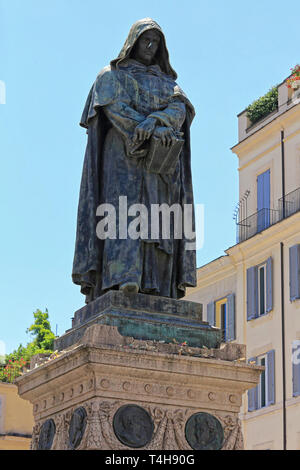 Statue en bronze de Giordano Bruno au Campo de Fiori à Rome Italie Banque D'Images