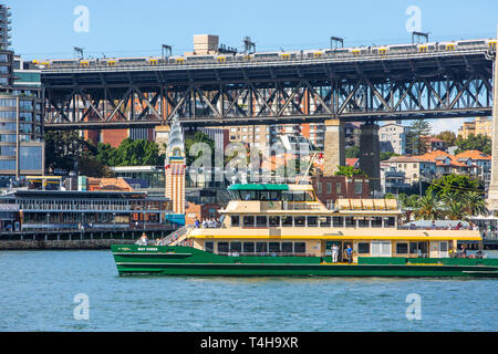 Le ferry de Sydney a nommé MV May Gibbs sur le port de Sydney en passant par le pont du port de sydney, Sydney, Australie Banque D'Images