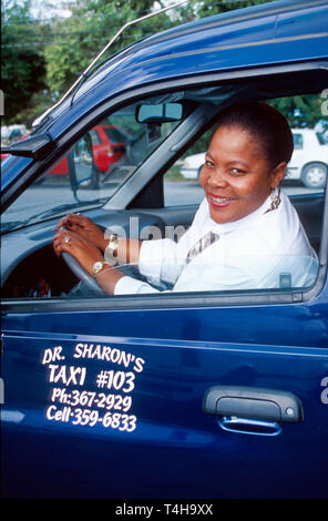 Bahamas Bahama Islands Abaco Island Marsh Harbour, femme noire, taxi taxi taxi taxi taxi chauffeur conducteurs conduire propriétaire de voiture sourire le travail Banque D'Images