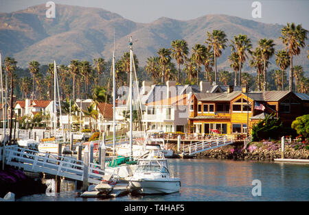 Californie Ventura Océan Pacifique, Ventura Harbour maisons en bord de mer bateaux palmiers arbres montagnes style de vie, Banque D'Images