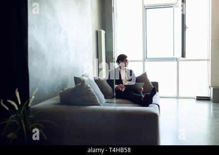Businessman travaille avec son ordinateur portable à la maison Banque D'Images