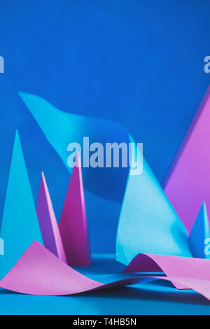 Formes, pyramides, Papercraft et courbes à résumé communication sculpture. Avec modèle de conception de formes 3D en matériaux traditionnels. Banque D'Images