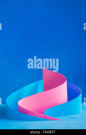 Formes, pyramides, Papercraft et courbes à résumé communication sculpture. Avec modèle de conception de formes 3D en matériaux traditionnels. Banque D'Images