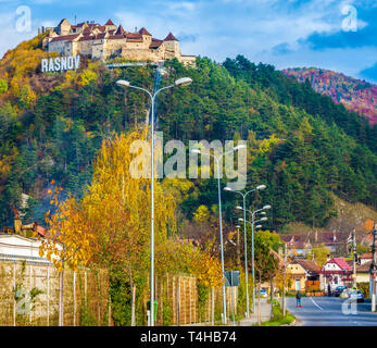 Forteresse médiévale (citadelle) dans la ville de Rasnov, Brasov, en Transylvanie, Roumanie Banque D'Images